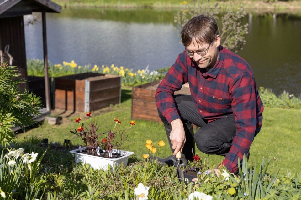 Thomas Virta odottaa innolla millaisia mahdollisuuksia biohiilellä on puutarhan hoidossa.