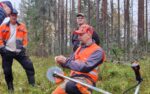 Metsäasiantuntija Mika Tomperi näyttää raivaussahan terän teroitukseen oikeaa tekniikkaa metsänomistajille.